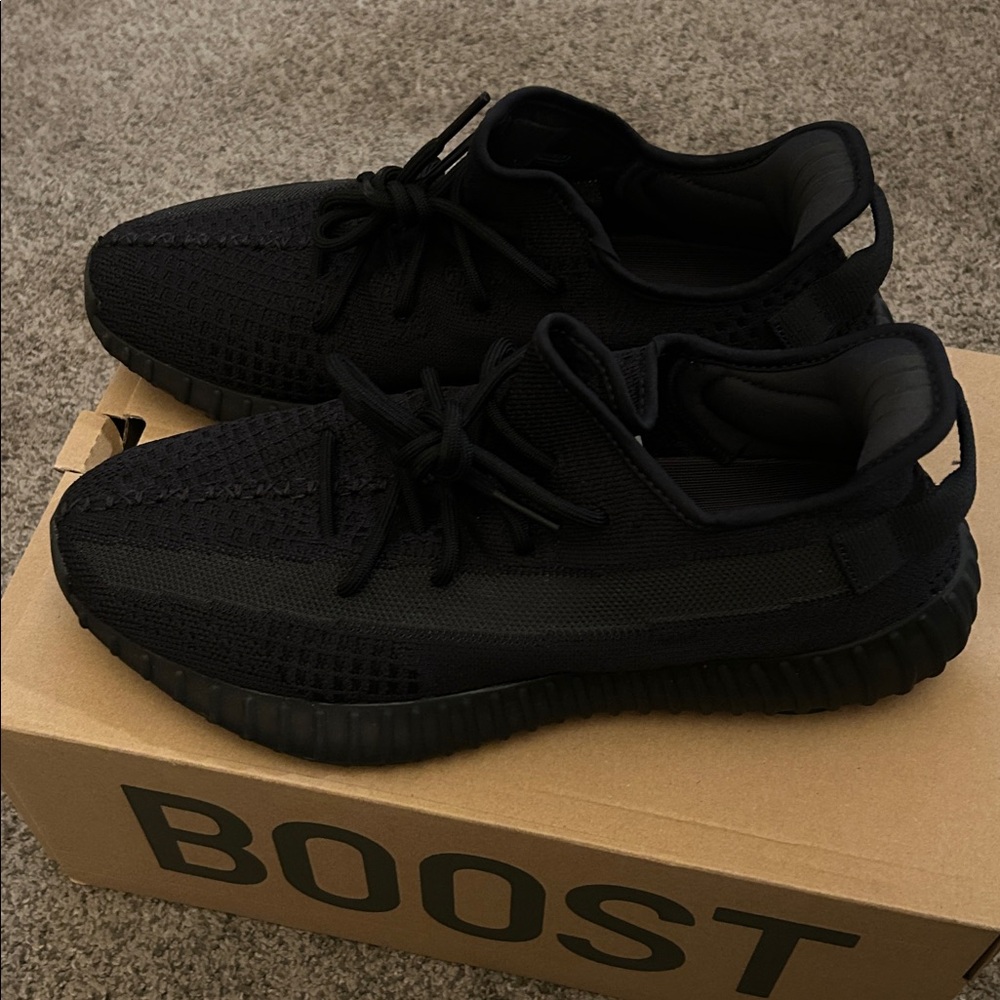YEEZY BOOST 350 V2 size 11 LIKE NEW